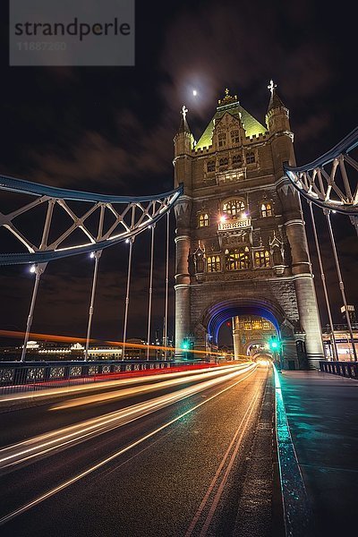 Lichtspuren auf der Tower Bridge  Nachtaufnahme  Southwark  London  England  Vereinigtes Königreich  Europa