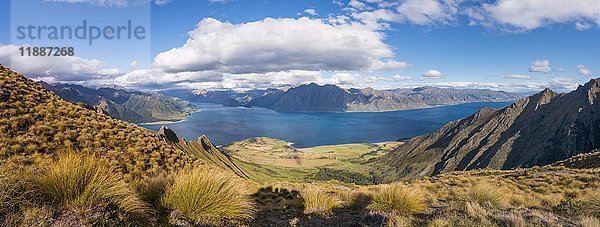 Blick auf See in Berglandschaft  zerklüftete Landschaft  Lake Hawea  Otago  Südinsel  Neuseeland  Ozeanien