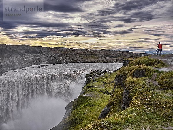 Fotograf am Wasserfall Dettifoss  Vidhirholl  Norðurland Eystra  Insel