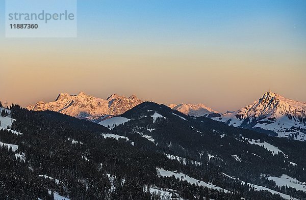 Loferer Berge und Kitzbüheler Horn bei Sonnenaufgang im Winter  Brixen im Thale  Tirol  Österreich  Europa