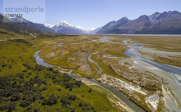 Breites Flussbett des Tasman River  Mount Cook im Hintergrund  Mount Cook National Park  Canterbury Region  Südinsel  Neuseeland  Ozeanien