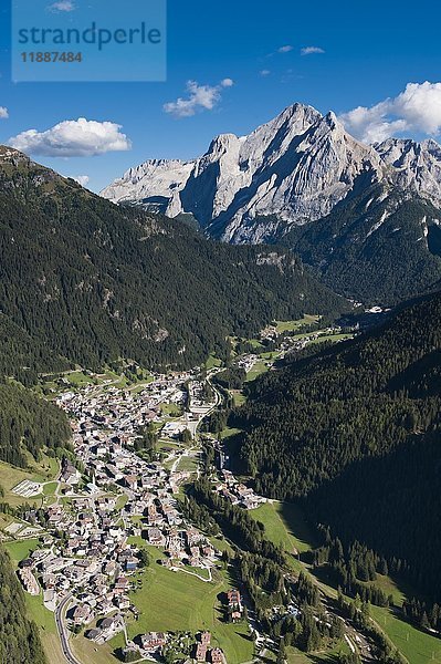 Canazei vor der Marmolada  Dolomiten  Fassa-Tal  Trentino  Italien  Europa