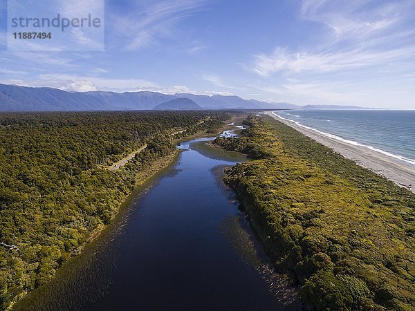 Luftaufnahme  Strand- und Küstenansicht  gemäßigter Regenwald und See  Südliche Alpen  Ship Creek  Haast  Westküste  Neuseeland  Ozeanien