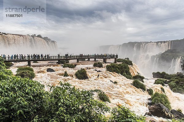 Touristen auf der Aussichtsplattform  Iguazú-Fälle  Foz do Iguaçu  Paraná  Brasilien  Südamerika