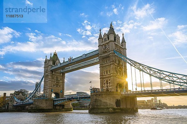 Tower Bridge über die Themse bei Sonnenuntergang  London  England  Vereinigtes Königreich  Europa