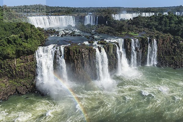 Regenbogen über den Iguazu-Fällen  Blick von der brasilianischen Seite  Foz do Iguacu  Bundesstaat Parana  Brasilien  Südamerika