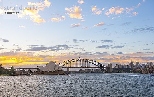 Circular Quay und The Rocks in der Abenddämmerung  Skyline mit Sydney Opera House  Oper  Finanzviertel  Bankenviertel  Sydney  New South Wales  Australien  Ozeanien