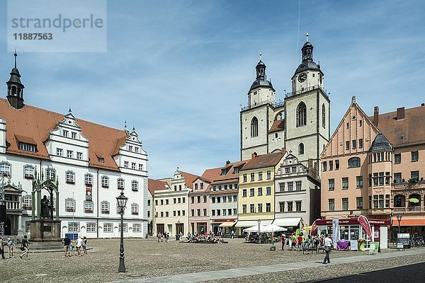Marktplatz mit Rathaus  auf der Rückseite Pfarrkirche St. Marien  Lutherstadt Wittenberg  Sachsen-Anhalt  Deutschland  Europa