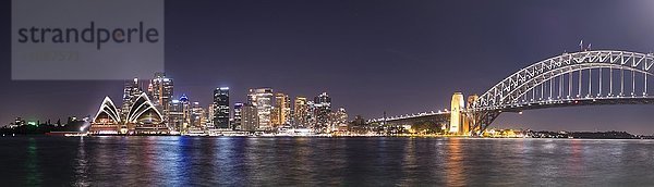 Circular Quay und The Rocks bei Nacht  Skyline mit Sydney Opera House  Harbor Bridge  Finanzviertel  Bankenviertel  Kirribilli  Sydney  New South Wales  Australien  Ozeanien