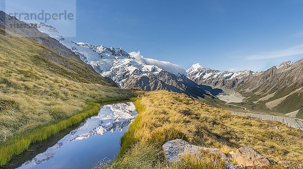 Spiegelung im Bergsee  Mount Cook  Sealy Tarns  Hooker Valley  Mount Cook National Park  Südliche Alpen  Canterbury  Südinsel  Neuseeland  Ozeanien