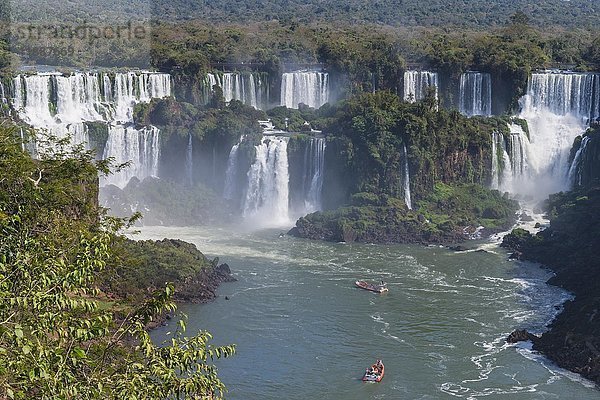 Blick auf die Iguazu-Fälle von der brasilianischen Seite  Foz do Iguacu  Bundesstaat Parana  Brasilien  Südamerika