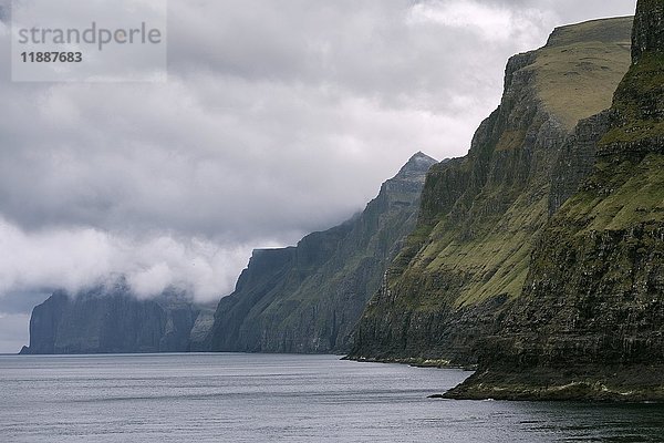 Steilküste bei Vestmanna  Wolkenlandschaft  Insel Streymoy  Färöer Inseln  Dänemark  Europa