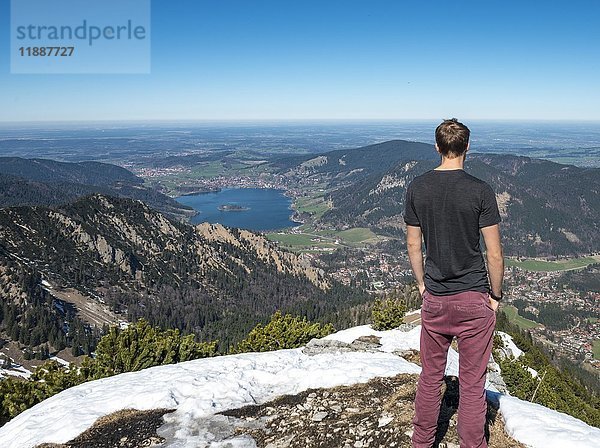 Wanderer auf dem Gipfel des Brecherspitz  Blick auf den Schliersee  Oberbayern  Bayern  Deutschland  Europa