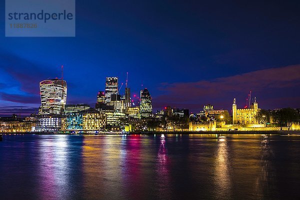 Skyline der City of London  mit dem Tower of London  Gherkin  Leadenhall Building und Walkie Talkie Building  Nachtaufnahme  London  England  Vereinigtes Königreich  Europa