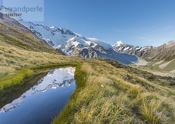 Spiegelung im Bergsee  Mount Cook  Sealy Tarns  Hooker Valley  Mount Cook National Park  Südliche Alpen  Canterbury  Südinsel  Neuseeland  Ozeanien