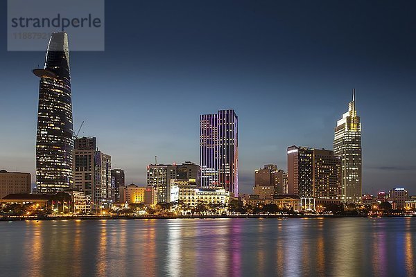 Skyline Saigon  Innenstadt mit Bitexo Tower  Bezirk 1  Abenddämmerung  Ho Chi Minh Stadt  Vietnam  Asien