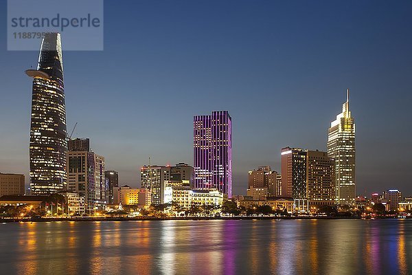 Skyline Saigon  Innenstadt mit Bitexo Tower  Bezirk 1  Abenddämmerung  Ho Chi Minh Stadt  Vietnam  Asien