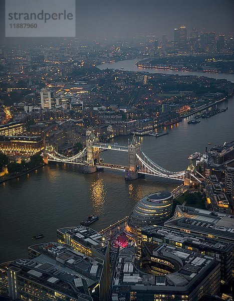 Blick auf die Themse in Richtung Canary Wharf  beleuchtete Tower Bridge mit London City Hall  Nachtaufnahme  Luftaufnahme  London  England  Vereinigtes Königreich  Europa