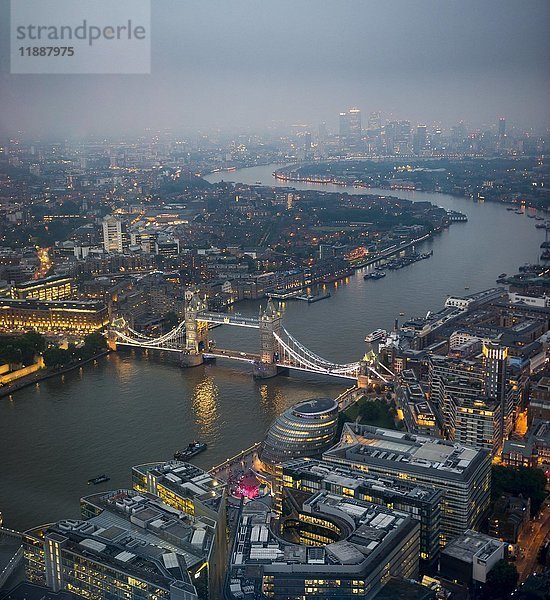 Blick auf die Themse in Richtung Canary Wharf  beleuchtete Tower Bridge mit Londoner Rathaus  Dämmerung  Luftaufnahme  London  England  Vereinigtes Königreich  Europa