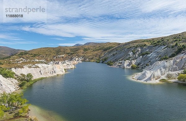 Von Kalksteinfelsen umgebener See  Blue Lake  St Bathans  Otago  Südinsel  Neuseeland  Ozeanien