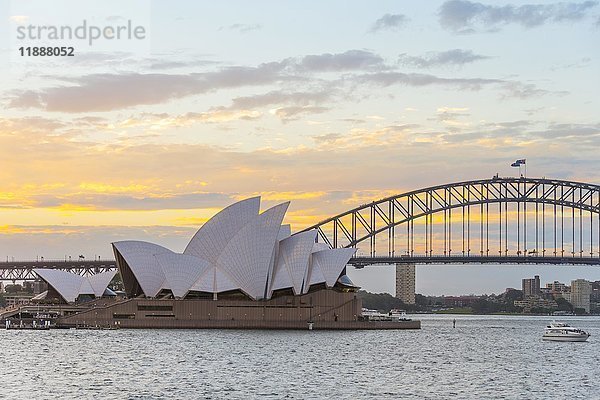Sydney Opera House  Oper und Harbor Bridge  Sonnenuntergang  Sydney  New South Wales  Australien  Ozeanien