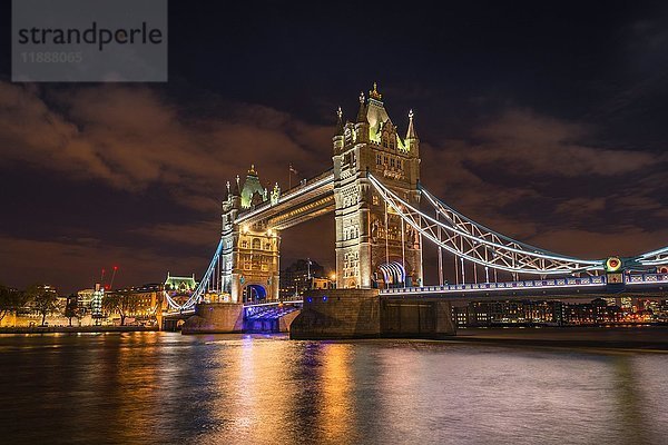 Beleuchtete Tower Bridge bei Nacht  Wasserspiegelung  Southwark  London  England  Vereinigtes Königreich  Europa