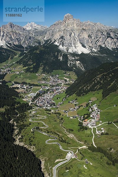 Bergdorf Corvara im Gadertal  Monte Sassongher  Passo di Campolongo  Dolomiten  Südtirol  Italien  Europa