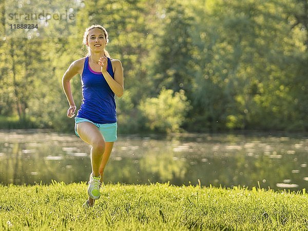 Frau beim Fitnesstraining  Laufen  schlank  sportlich  Talaue Waiblingen  Baden-Württemberg  Deutschland  Europa