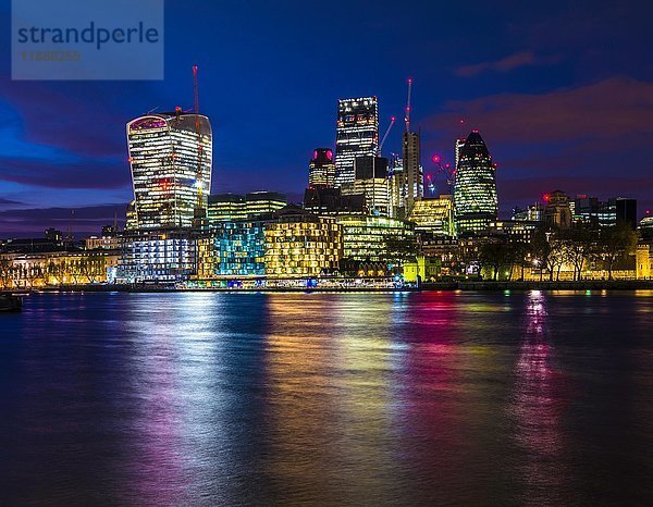 Skyline der City of London  mit Gherkin  Leadenhall Building und Walkie Talkie Building  Nachtaufnahme  London  England  Vereinigtes Königreich  Europa