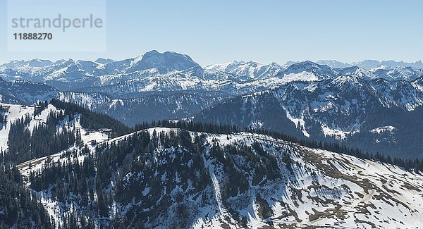 Blick vom Brecherspitz auf verschneite Voralpen  hinterer Alpenhauptkamm  Schliersee  Oberbayern  Bayern  Deutschland  Europa