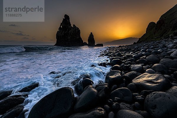 Felsformation Ribeira de Janela bei Sonnenaufgang mit schwarzen Steinen am Strand  Porto Moniz  Madeira  Portugal  Europa