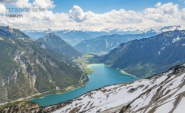 Blick auf den Achensee und den verschneiten Alpenhauptkamm  Frühling  Tirol  Österreich  Europa