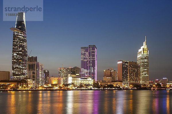 Skyline Saigon  Innenstadt mit Bitexo Tower  Bezirk 1  Abenddämmerung  Ho Chi Minh Stadt  Vietnam  Asien