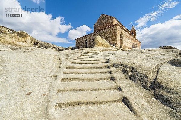 Treppe  die zur christlichen Fürstenbasilika aus dem 10. Jahrhundert führt  Höhlenstadt Uplistsikhe  bekannt als Festung des Herrn  Gori  Bezirk Shida Kartli  Georgien  Asien