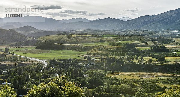 Blick auf Speargrass Flat  Crown Range  nahe Queenstown  Südinsel  Neuseeland  Ozeanien