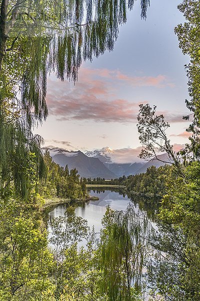 Sonnenuntergang  Blick auf die Ansichten  Mt. Tasman und Mt. Cook  Spiegelung im Lake Matheson  Mount Cook National Park  Westland National Park  Neuseeländische Alpen  Südinsel  Neuseeland  Ozeanien