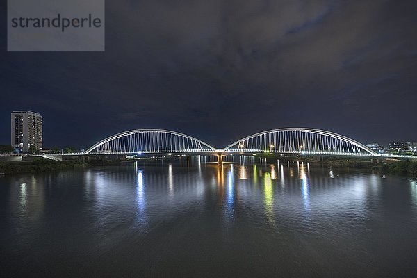Straßenbahnbrücke  Beatus-Rhenanus-Brücke  Rheinbrücke bei Nacht zwischen Kehl und Straßburg  Baden-Württemberg  Deutschland  Europa