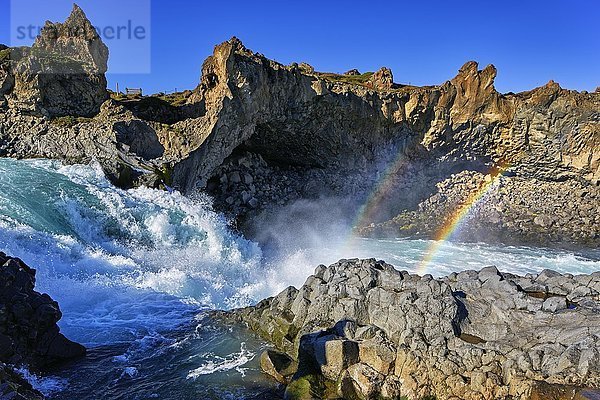 Regenbogen am Wasserfall Godafoss  Laugar  Fosshólli  Island  Europa