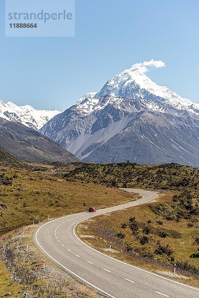 Kurvenreiche Straße mit Blick auf den Mount Cook  schneebedeckte Berge  Mount Cook National Park Südliche Alpen  Canterbury  Südinsel  Neuseeland  Ozeanien
