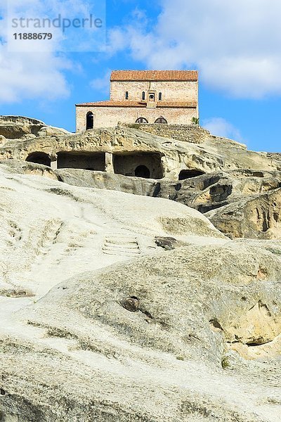 Christliche Fürstenbasilika aus dem 10. Jahrhundert mit Blick auf die Höhlenstadt Uplistsikhe  die Festung des Herrn  Gori  Bezirk Shida Kartli  Georgien  Asien