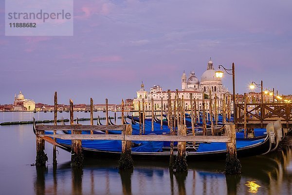 Kirche Santa Maria della Salute mit Gondeln in der Abenddämmerung  Venedig  Venetien  Italien  Europa