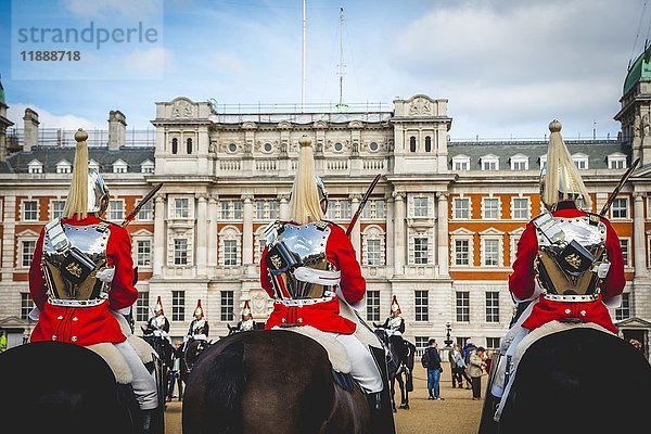 Die Royal Guards in roter Uniform auf Pferden  The Life Guards  Household Cavalry Mounted Regiment  Paradeplatz Horse Guards Parade  Wachablösung  Old Admiralty Building  Whitehall  Westminster  London  England  Vereinigtes Königreich  Europa