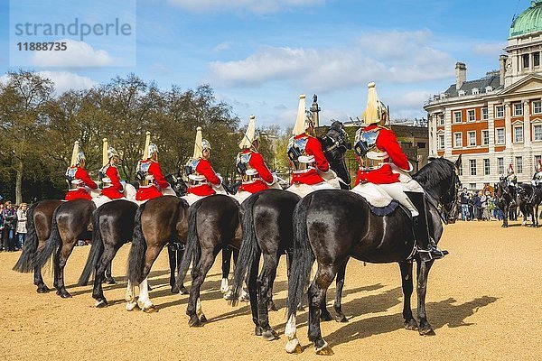 Die Royal Guards in roter Uniform auf Pferden  The Life Guards  Household Cavalry Mounted Regiment  Paradeplatz Horse Guards Parade  Wachablösung  Old Admiralty Building  Whitehall  Westminster  London  England  Vereinigtes Königreich  Europa
