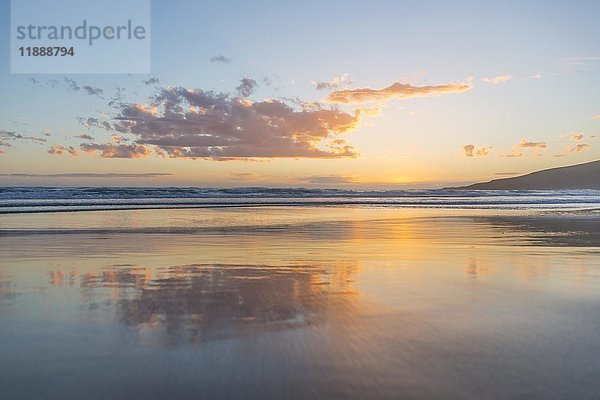 Spiegelung  Sonnenuntergang über dem Meer  Sandfly Bay  Dunedin  Otago  Südinsel  Neuseeland  Ozeanien