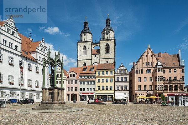 Marktplatz mit Rathaus und Lutherdenkmal  an der Rückseite der Pfarrkirche St. Marien  Lutherstadt Wittenberg  Sachsen-Anhalt  Deutschland  Europa