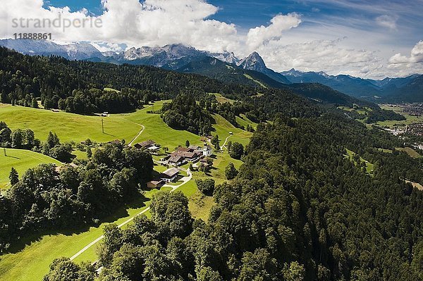 Wamberg bei Garmisch-Partenkirchen vor dem Wetterstein  Oberbayern  Bayern  Deutschland  Europa