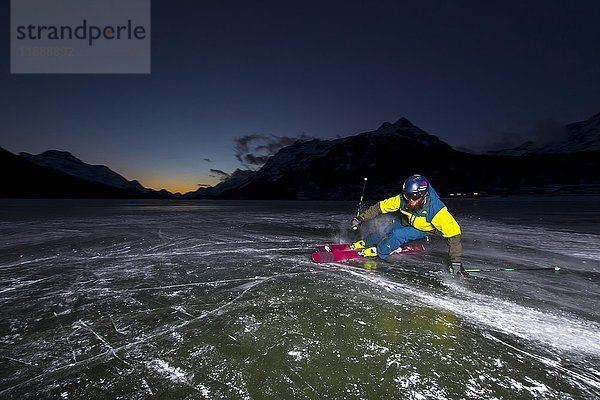 Skifahrer auf dem Eis  zugefrorener Silvaplanasee  am Abend  Silvaplanasee  Silvaplana  Graubünden  Schweiz  Europa