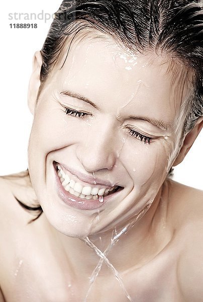 Junge Frau mit Wassertropfen im Gesicht  Porträt