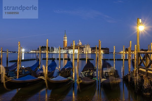 Blick auf die Kirche von San Giorgio Maggiore  im Vordergrund blaue Gondeln  Insel Isola di S.Giorgio Maggiore  Venedig  Venetien  Italien  Europa