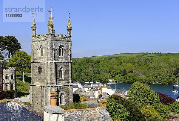 Kirchturm der Pfarrkirche St. Fimbarrus  Fowey  Cornwall  England  Vereinigtes Königreich  Europa